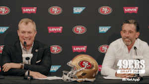 Lee más sobre el artículo Rueda de Prensa: John Lynch y Kyle Shanahan – 25 de abril de 2025 (Post Day 2 Draft 2025)